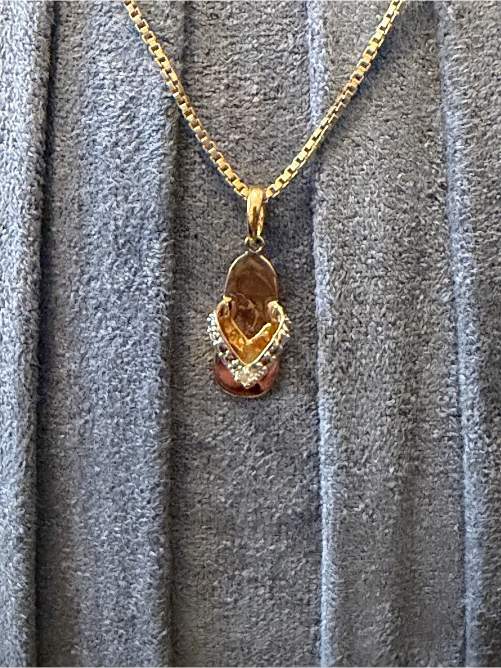 10kGold and diamond Flip-Flop Pendant Necklace .